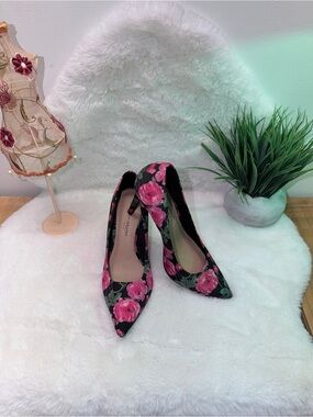 Christian Siriano Black Pointed-Toe Pumps Pink Rose Print 🌹 Gorgeous Condition